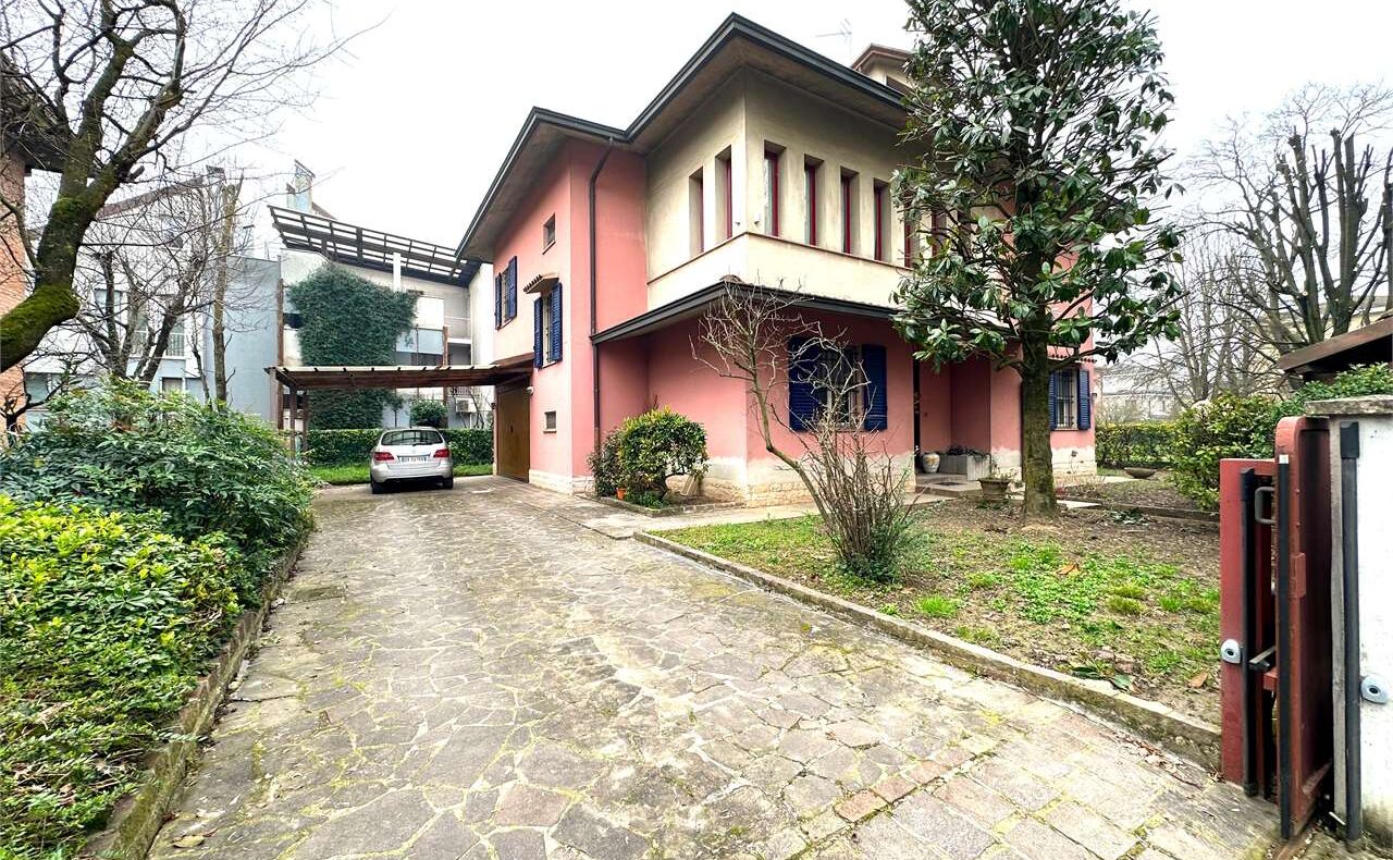 CARPI" ESCLUSIVA" VILLA A DUE PASSI DAL CENTRO !!!