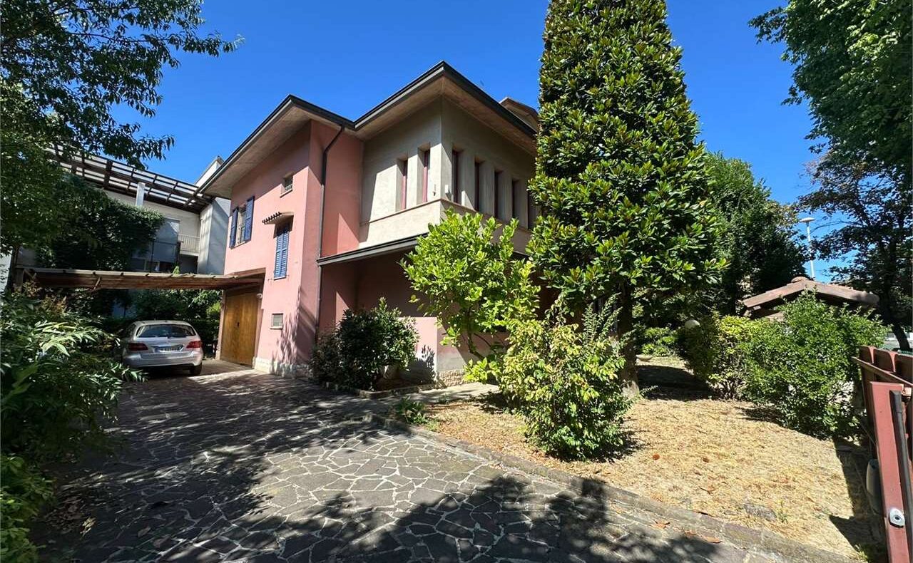 CARPI" ESCLUSIVA" VILLA A DUE PASSI DAL CENTRO !!!
