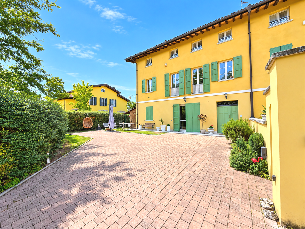# CAMPOGALLIANO – SPLENDIDA VILLETTA D'ANGOLO IN SOLUZIONE QUADRIFOGLIO CON GIARDINO PRIVATO DI 180