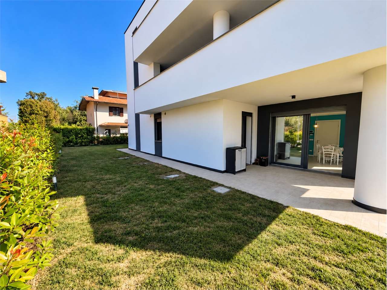 CARPI – CIBENO – ESCLUSIVA MAISONETTE DEL 2024 CON 270 MQ DI GIARDINO SU 3 LATI