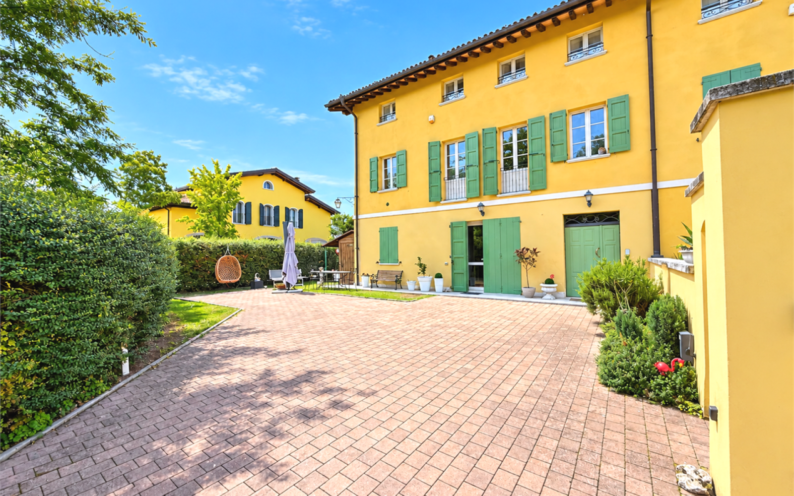 # CAMPOGALLIANO – SPLENDIDA VILLETTA D'ANGOLO IN SOLUZIONE QUADRIFOGLIO CON GIARDINO PRIVATO DI 180